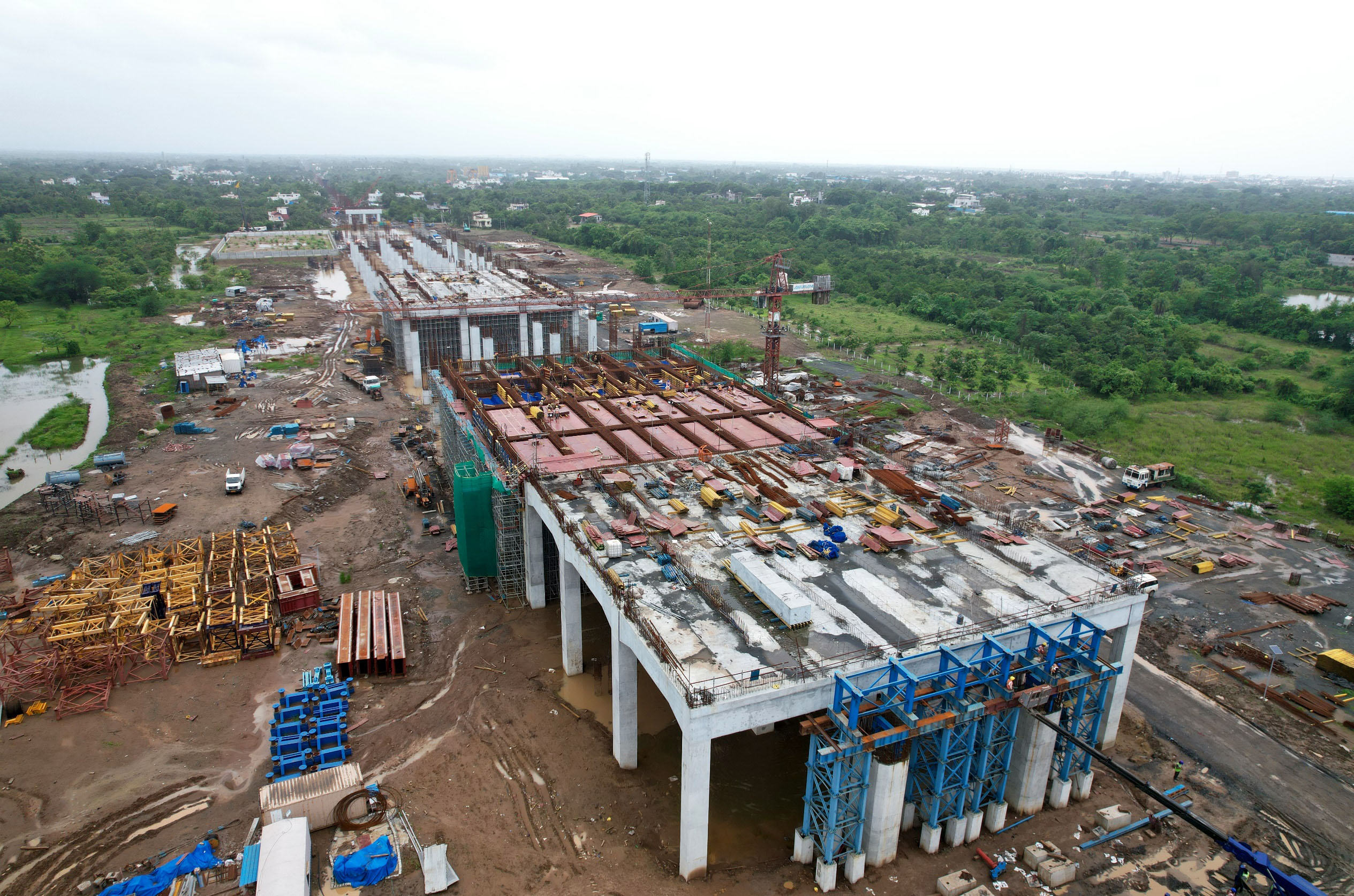 ビリモラ高速鉄道駅（ナブサリ地区）での作業は進行中です（2023年8月）。
